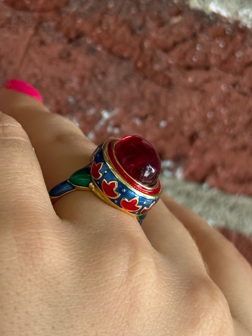 Vintage Ring with Red Cabochon Stone - Picture 4 of 7